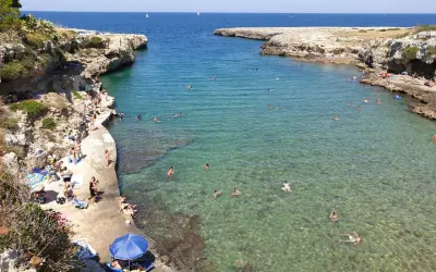 Cala Incina, Polignano a Mare: un angolo di paradiso per nuotare e prendere il sole. Come arrivare? Segui la costa!