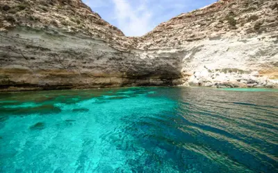 Acque cristalline e scogliere bianche nella baia della Tabaccara a Lampedusa.