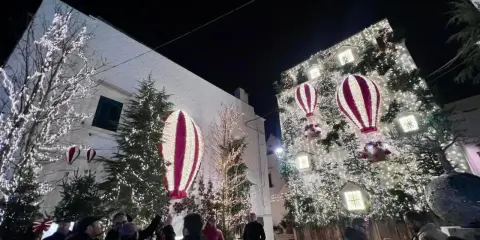 Le luminarie di Locorotondo creano un'atmosfera magica con mongolfiere illuminate e alberi addobbati.