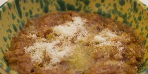 Un gustoso pane cotto siciliano, un piatto tradizionale ricco di sapore, servito in una ciotola decorata.