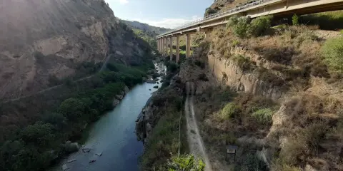 Il ponte Capodarso domina un canyon con un fiume e una vecchia galleria.
