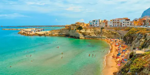 La spiaggia di Terrasini, con la sua scalinata che scende verso il mare cristallino, è un luogo incantevole per godersi il sole e fare il bagno.