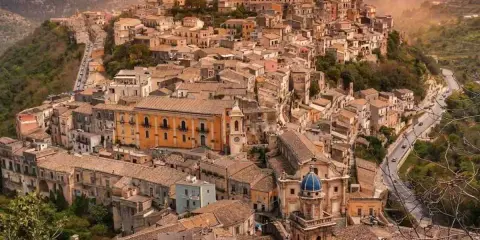 Panoramica di Ragusa Ibla, città barocca su un colle. Il nome "Ibla" evoca le antiche origini, forse da una leggenda, che rendono questo luogo magico.