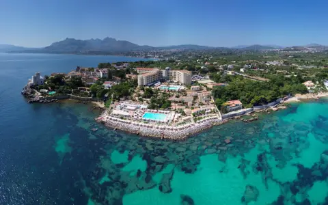 Resort costiero con piscine e mare cristallino, un luogo dove le parole siciliane risuonano tra le ville e la natura.