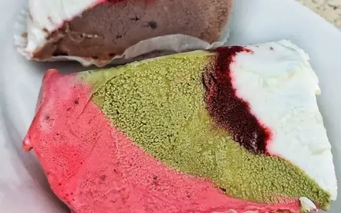 Un pezzo duro siciliano, un gelato a strati con pistacchio, fragola e panna, un dolce ricordo.