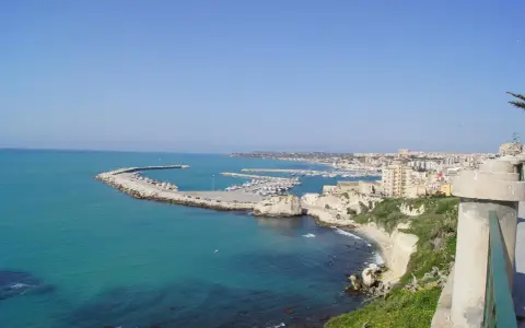 Vista panoramica del porto di Sciacca, con barche ormeggiate e la città sullo sfondo. Ideale per scoprire cosa vedere in un giorno.