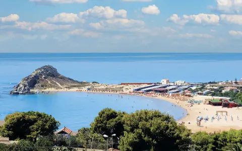 Spiaggia dorata e mare azzurro, un'isola rocciosa e un villaggio costiero: ecco cosa vedere a Licata per una vacanza indimenticabile.