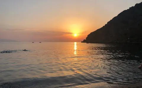 Tramonto sulla baia del Tono a Milazzo. Per arrivare, goditi questo spettacolo naturale.