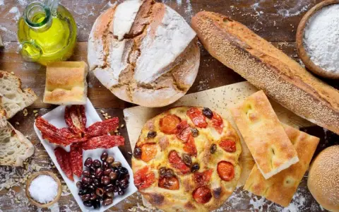 Pane, focaccia, pomodori secchi, olive e olio d'oliva: un assaggio della puglia cucina.
