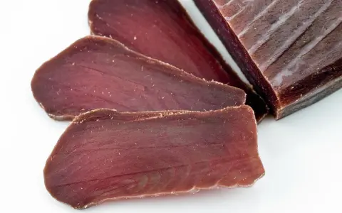 Fette di mosciame di tonno, un salume di pesce dal colore rosso intenso, perfetto per scoprire cos'è il mosciame di tonno.