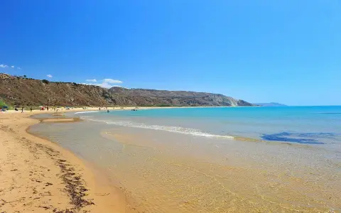 Spiaggia Torre Salsa: un paradiso di sabbia dorata e mare cristallino. Scopri come arrivare in questo angolo di Sicilia.