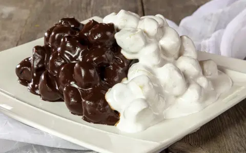 Dolci tipici di Messina: una montagna di bignè ricoperti da glassa al cioccolato fondente e glassa bianca.