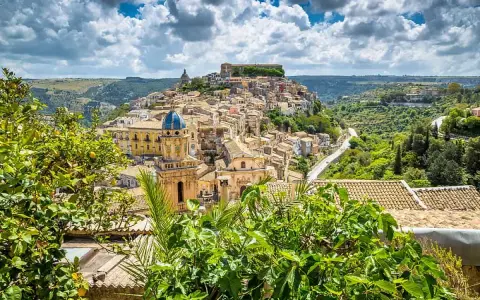 Panoramica di Ragusa Ibla, con la sua cupola blu e le case arroccate, un vero significato di bellezza barocca siciliana.