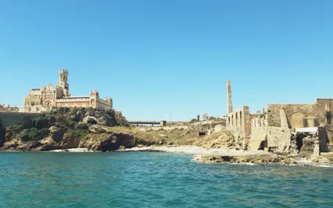 Antica tonnara di Portopalo con il castello sulla scogliera e le rovine di un'antica struttura industriale.