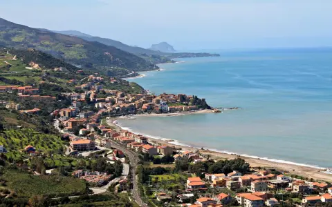 Panoramica di Castel di Tusa, un pittoresco borgo marinaro siciliano incastonato tra il verde delle colline e l'azzurro del mare.