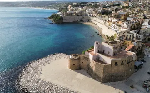 Castellammare del Golfo: la Madonna del Soccorso veglia sulla baia azzurra e sul borgo antico.