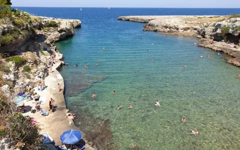 Cala Incina, Polignano a Mare: un angolo di paradiso per nuotare e prendere il sole. Come arrivare? Segui la costa!