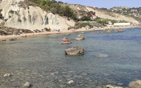La spiaggia di Marianello a Licata, con scogliere bianche, acque cristalline e bagnanti che si godono il sole.