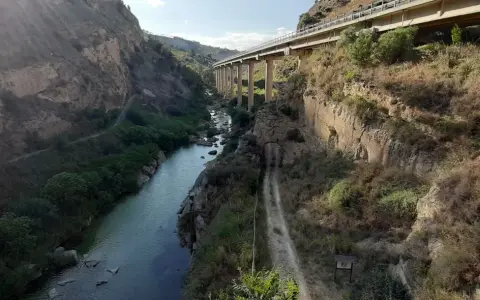 Il ponte Capodarso domina un canyon con un fiume e una vecchia galleria.