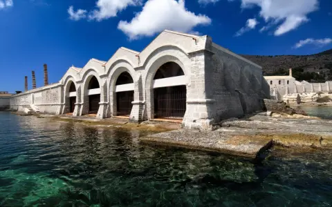 Antica tonnara, un tempo fiorente grazie a Ignazio Florio Senior, con archi imponenti sul mare cristallino.