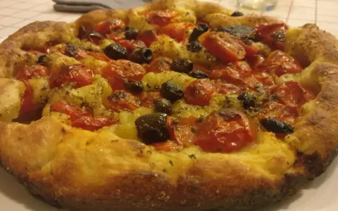 Focaccia con pomodorini e olive, un tripudio di specialità pugliesi salate. Croccante fuori, morbida dentro, profumata di erbe aromatiche.