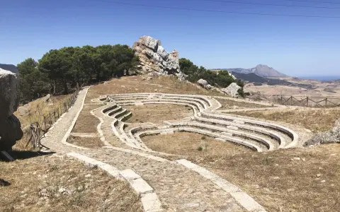 Teatro all'aperto e sentieri in pietra a Caltavuturo, cosa vedere per godere del panorama mozzafiato.
