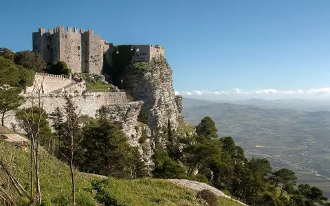 Castello normanno su sperone roccioso, un luogo che evoca l'erice mitologia siciliana, con vista panoramica sulla campagna.