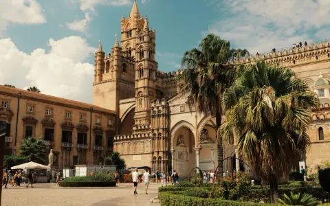 La Cattedrale di Palermo, con le sue torri imponenti e le palme rigogliose, è un luogo ricco di storia e curiosità.
