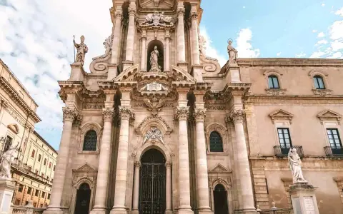 Duomo di Siracusa, un gioiello del centro storico di Ortigia. Imperdibile per chi cerca cosa vedere in Sicilia.
