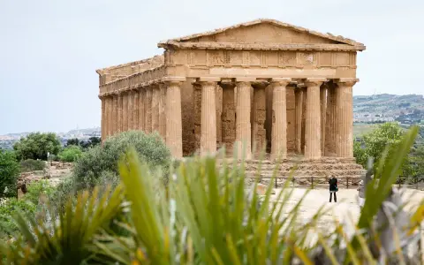 Tempio dorico nella Valle dei Templi, un luogo dove si può immaginare quanti templi ci sono.