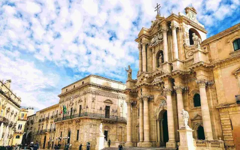 Piazza Duomo a Siracusa: un'idea per cosa vedere a Siracusa in mezza giornata, con la Cattedrale e palazzi storici.