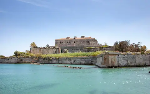 Fortificazioni storiche sul mare, un'antica fortezza che domina il paesaggio di Augusta centro storico.