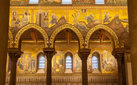 Mosaici dorati del Duomo di Monreale: curiosità bibliche con scene di Giacobbe e Rebecca.