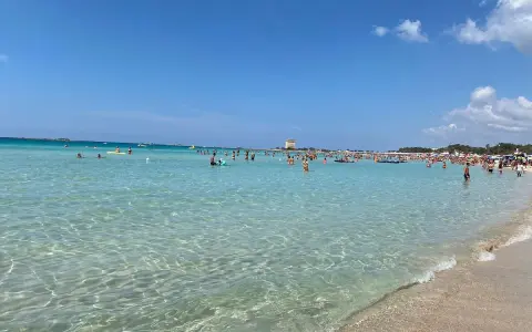 Lido Circeo Torre Chianca: acque cristalline e tanta gente che si gode il sole e il mare.