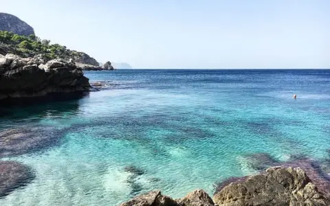 Acque cristalline e rocce scolpite dal mare, un angolo di paradiso che ricorda le **tre piscine** naturali di **Bagheria**.
