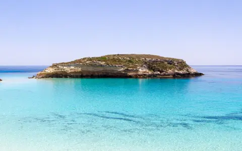 Isola dei Conigli, Lampedusa: scogliere bianche e acque cristalline. Il nome deriva dalle tartarughe marine che vi depongono le uova, non dai conigli.