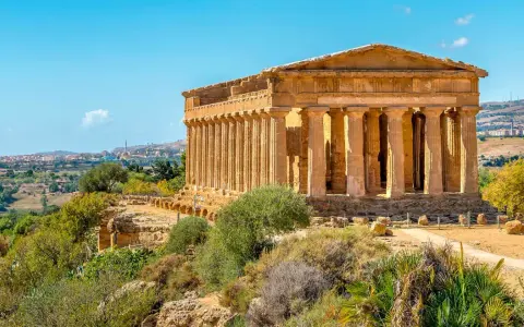 Tempio dorico ben conservato nella Valle dei Templi, testimone della ricca storia siciliana.