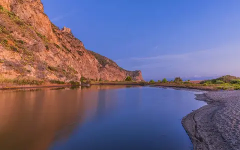 Laghetto di Marinello con la rocca e la leggenda della Madonna. Riflessi dorati e blu intenso.