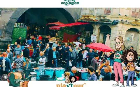 Un vivace mercato a Catania tutti i giorni, con bancarelle piene di pesce fresco e gente che fa acquisti.