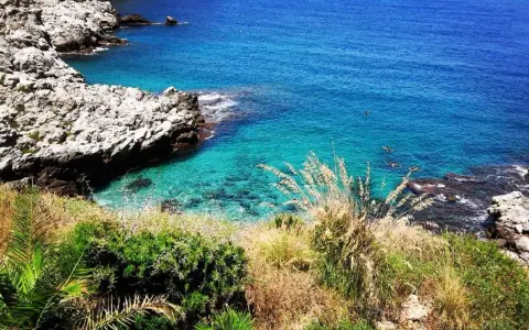 Tre piscine naturali cala del cuore, acque cristalline e scogliere rocciose.
