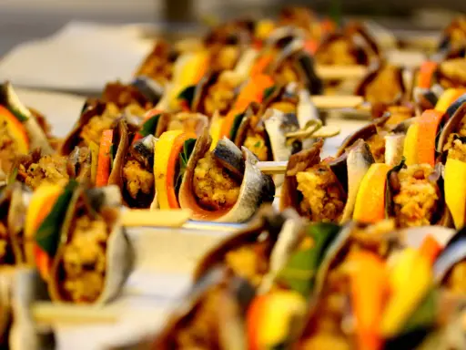 Deliziosi antipasti siciliani su spiedini, con pesce, agrumi e verdure colorate, pronti per essere gustati.
