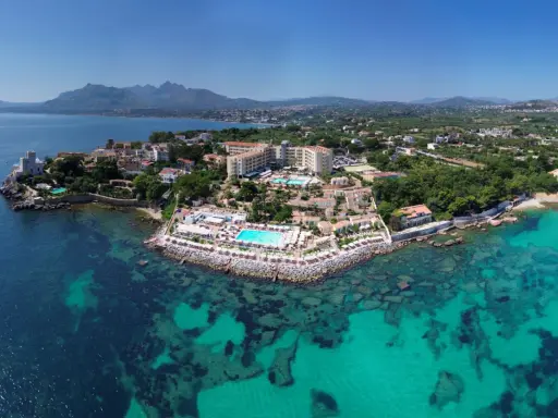 Resort costiero con piscine e mare cristallino, un luogo dove le parole siciliane risuonano tra le ville e la natura.