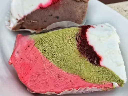 Un pezzo duro siciliano, un gelato a strati con pistacchio, fragola e panna, un dolce ricordo.