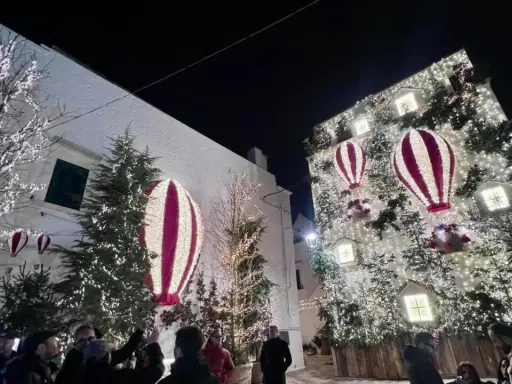 Le luminarie di Locorotondo creano un'atmosfera magica con mongolfiere illuminate e alberi addobbati.