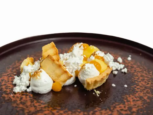 Delizioso dessert con crema al limone, meringa e biscotti croccanti, una vera specialità siciliana.