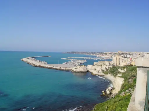 Vista panoramica del porto di Sciacca, con barche ormeggiate e la città sullo sfondo. Ideale per scoprire cosa vedere in un giorno.