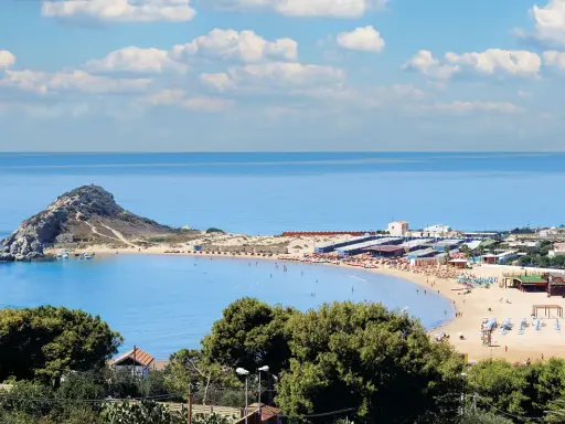 Spiaggia dorata e mare azzurro, un'isola rocciosa e un villaggio costiero: ecco cosa vedere a Licata per una vacanza indimenticabile.