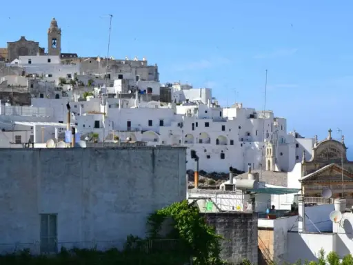 Panoramica di Ostuni, la Città Bianca. Un dedalo di case bianche arroccate su una collina, con chiese e scorci sul mare. Ecco cosa vedere a Ostuni.
