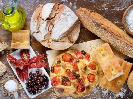 Pane, focaccia, pomodori secchi, olive e olio d'oliva: un assaggio della puglia cucina.