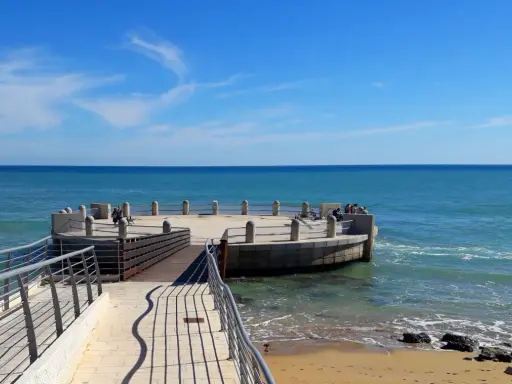 La rotonda sul mare di Avola, con il suo molo in legno e la terrazza circolare, offre una vista mozzafiato sul blu intenso del Mediterraneo.